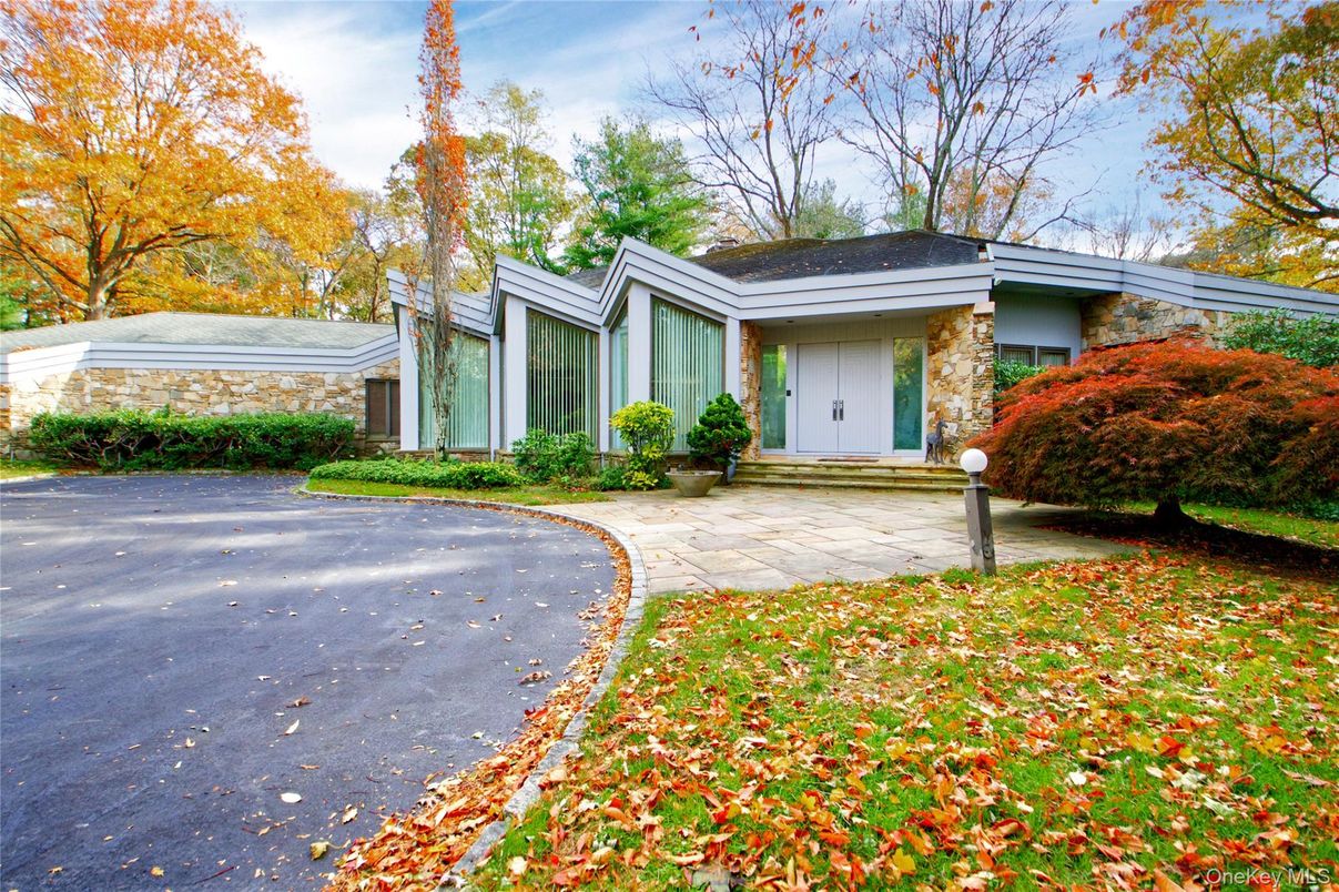 Exterior, Facade, Ranch