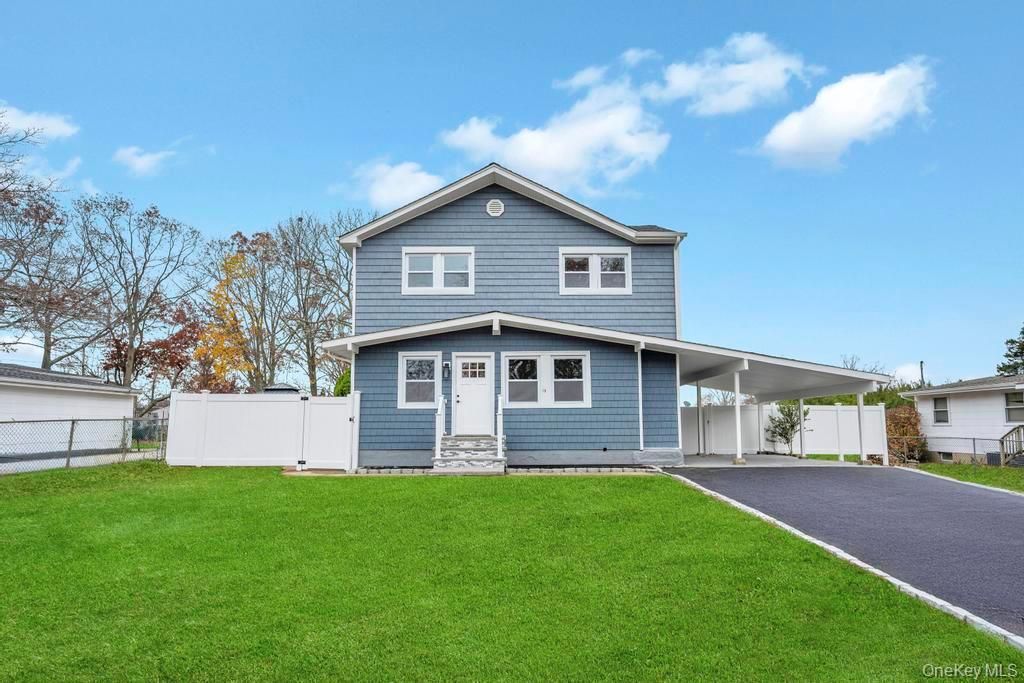 Exterior, Facade, Split Level