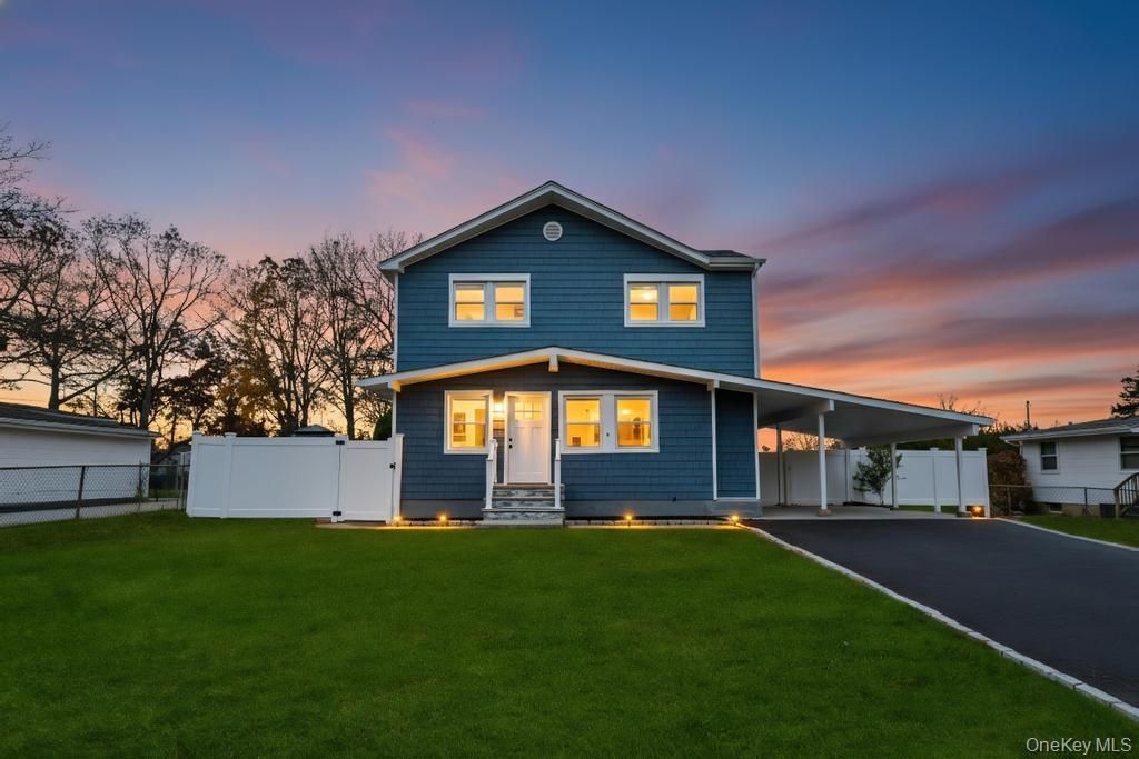 Exterior, Facade, Split Level