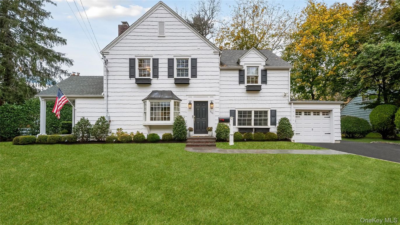 Attached, Exterior, Facade, Farmhouse