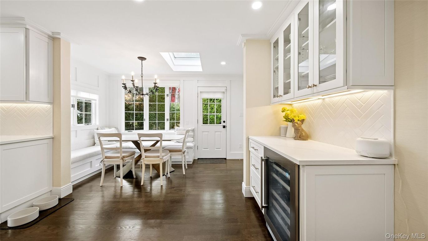 Chandelier, Dining room, Interior, Recessed Lighting, Wood Texture Flooring