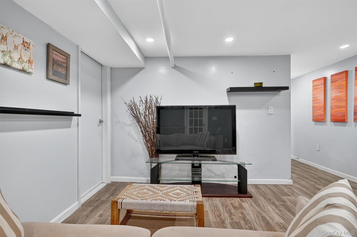 Interior, Recessed Lighting, Wood Texture Flooring