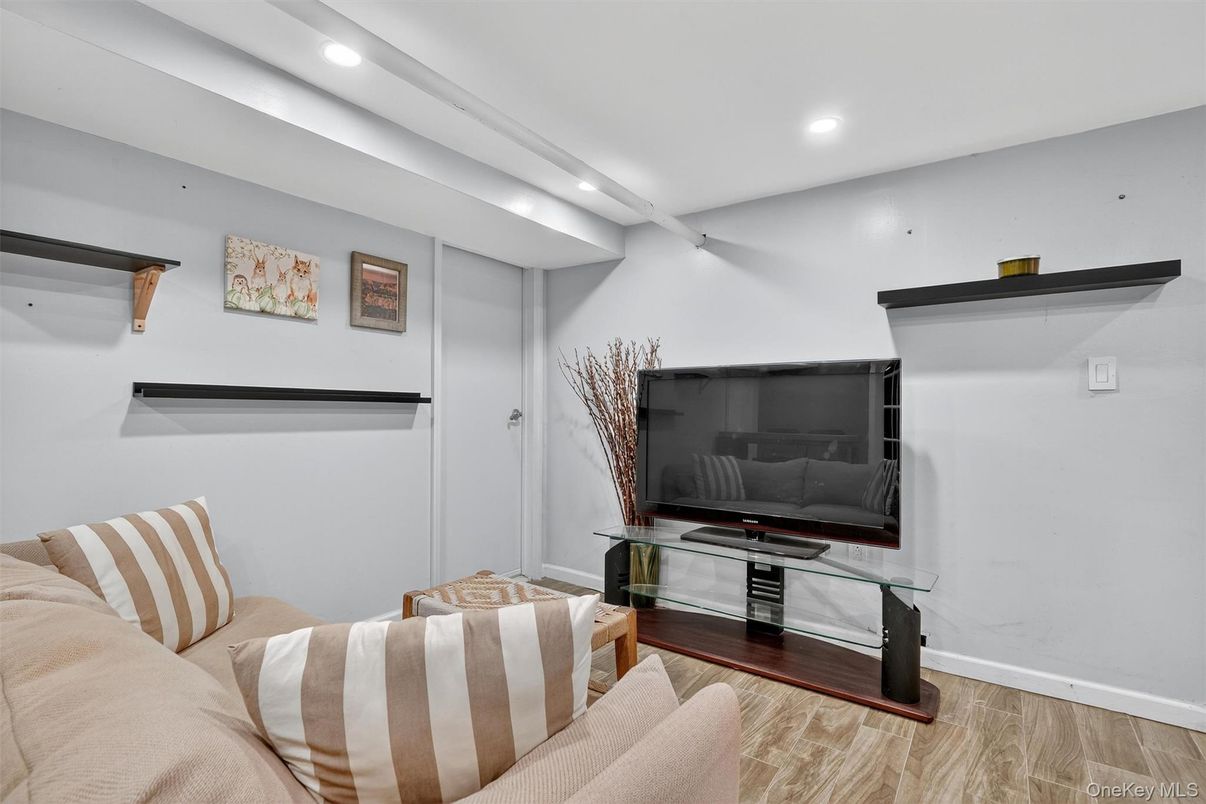 Interior, Recessed Lighting, Wood Texture Flooring