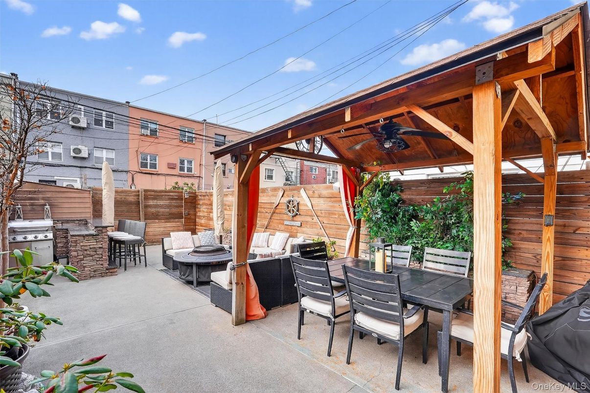 Exterior, Outdoor Kitchen