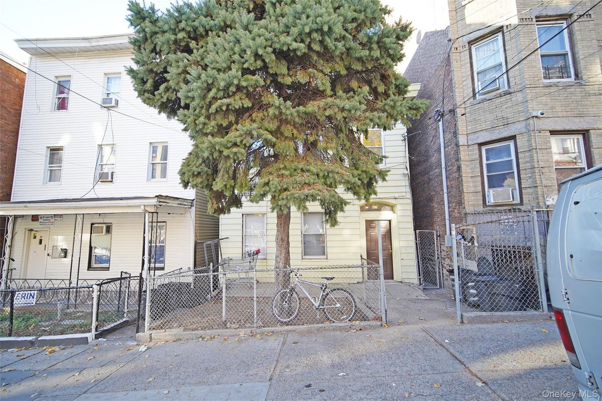 Exterior, Facade, Rowhouse