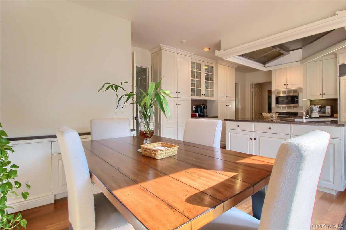 Dining room, Interior, Kitchen, Stainless Steel Appliances, Wood Texture Flooring