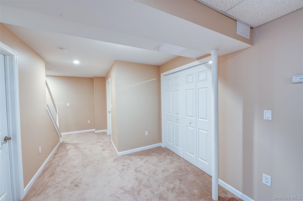 Empty room, Interior, Recessed Lighting