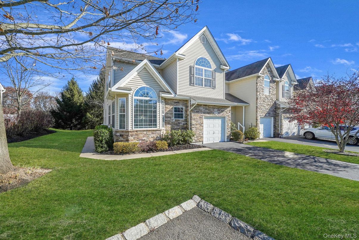 Attached, Exterior, Facade, Queen Anne Victorian