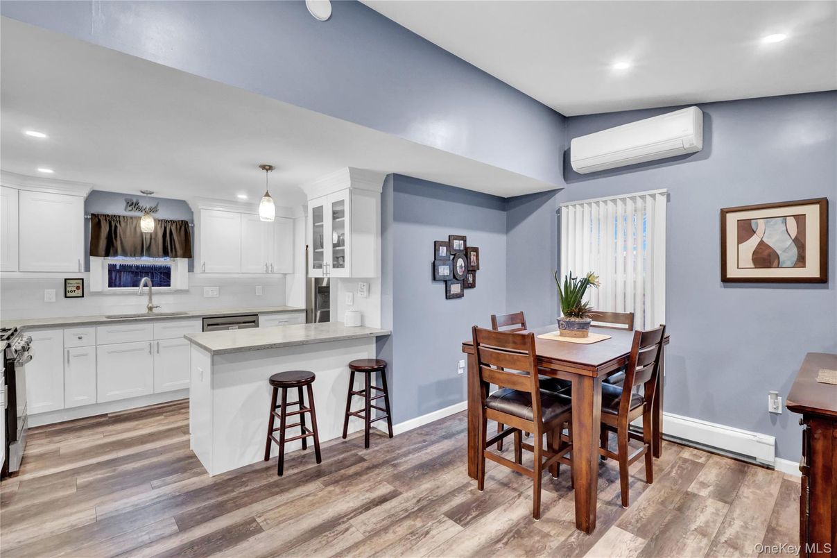Dining room, Interior, Kitchen, Pendant Lights, Recessed Lighting, Wood Texture Flooring