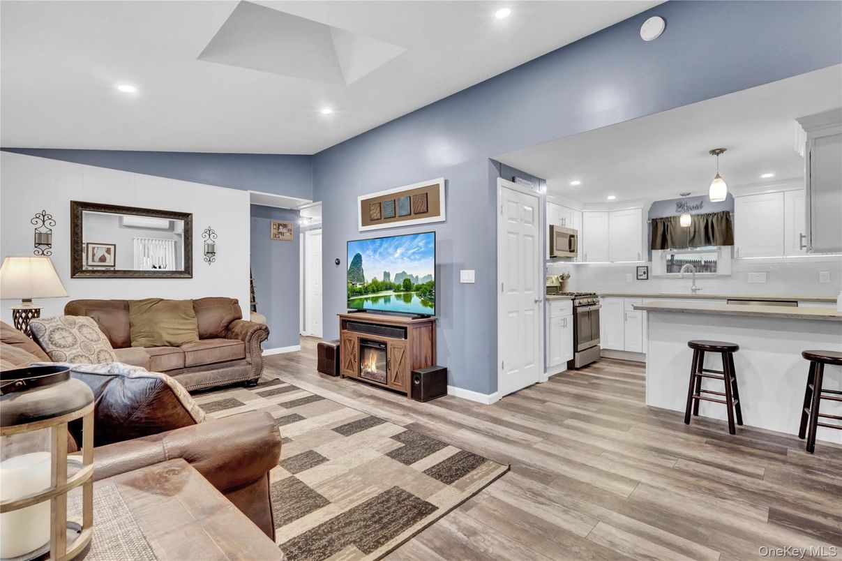 Interior, Kitchen, Living room, Pendant Lights, Recessed Lighting, Stainless Steel Appliances, Wood Texture Flooring