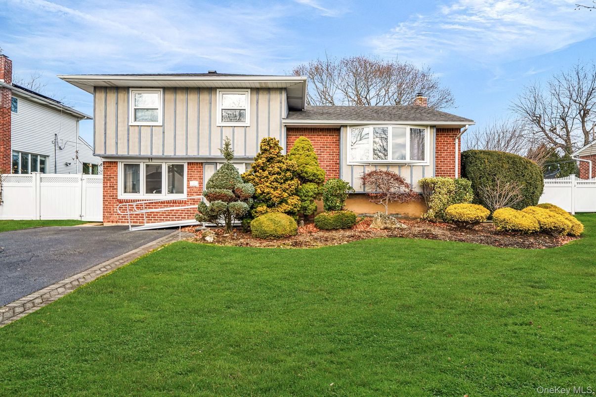 Attached, Exterior, Facade, Brick Facade, Split Level