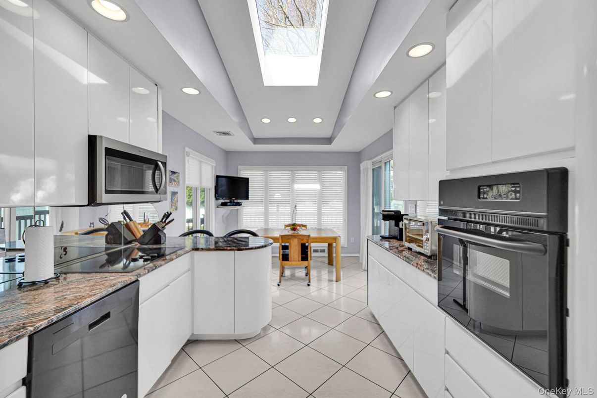 Dining room, Interior, Kitchen, Recessed Lighting, Stainless Steel Appliances