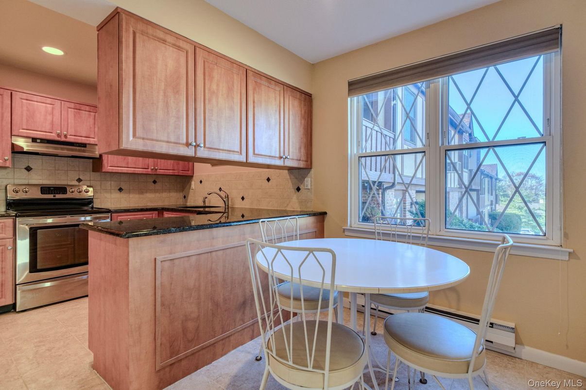 Dining room, Interior, Kitchen, Recessed Lighting, Stainless Steel Appliances