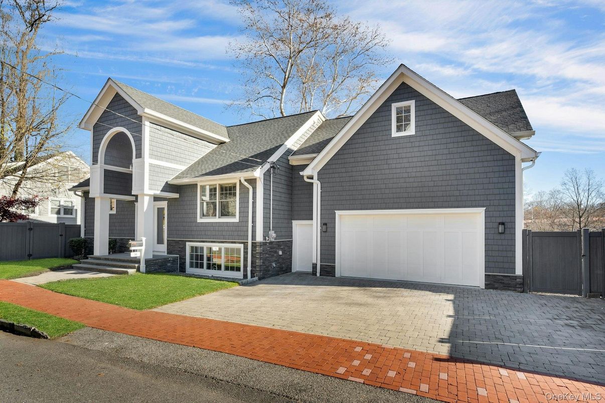 Attached, Exterior, Facade, American Craftsman