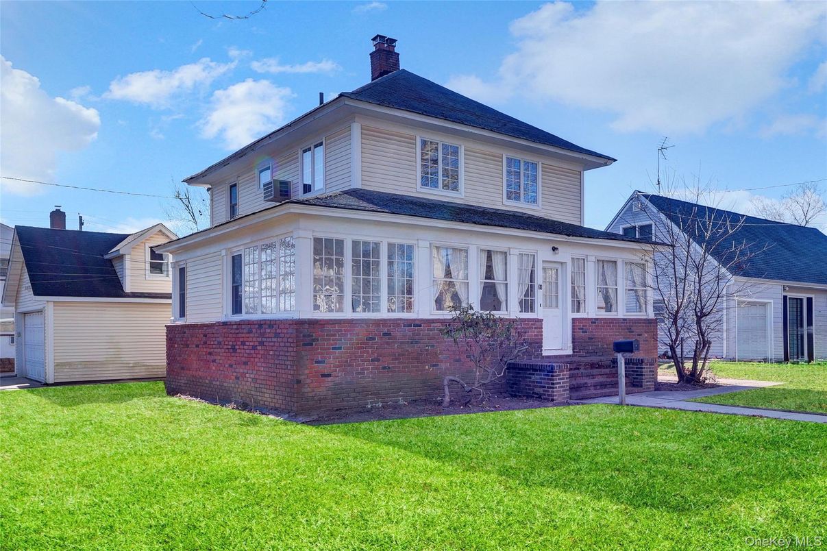 Attached, Exterior, Facade, Queen Anne Victorian