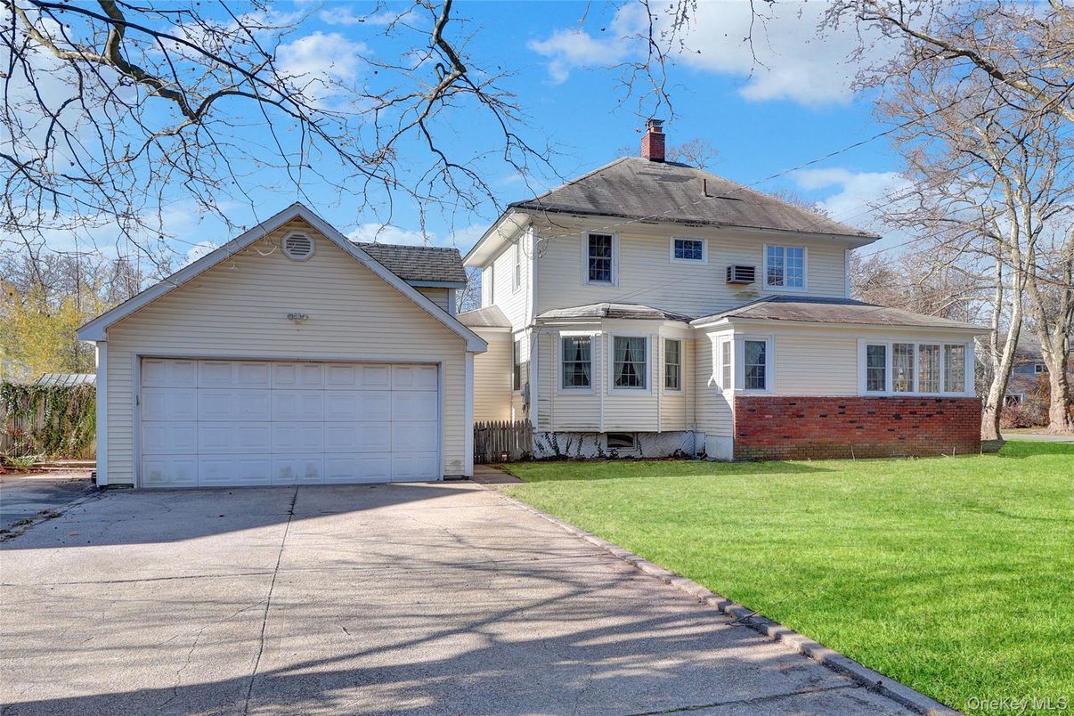 Attached, Exterior, Facade, Brick Facade, Queen Anne Victorian