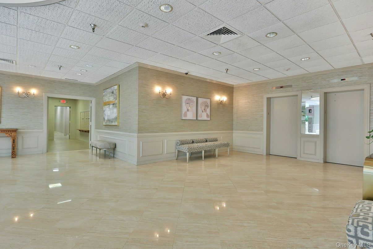 Empty room, Interior, Recessed Lighting