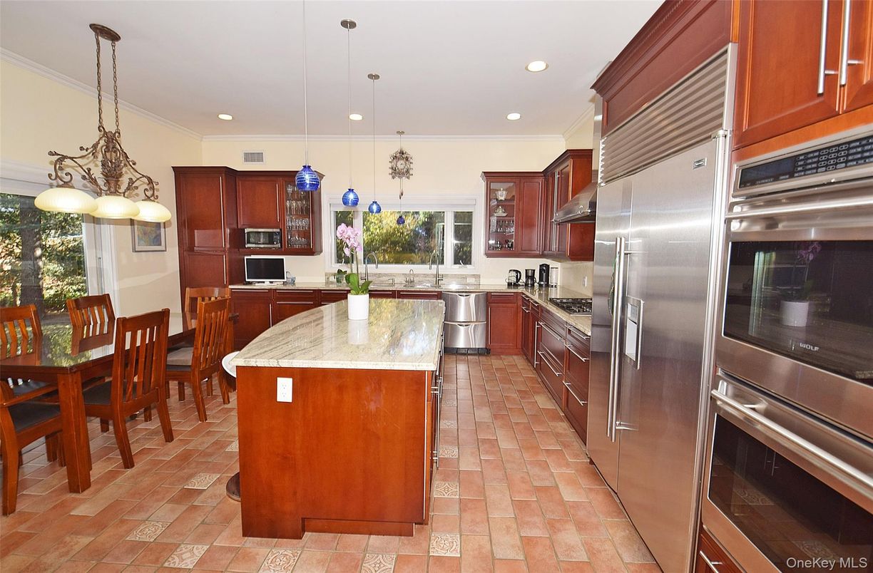 Dining room, Interior, Kitchen, Pendant Lights, Recessed Lighting, Stainless Steel Appliances
