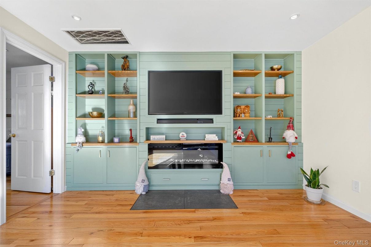 Interior, Recessed Lighting, Wood Texture Flooring