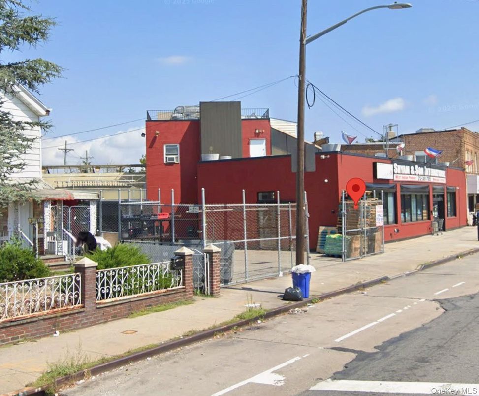 Exterior, Facade, Modern