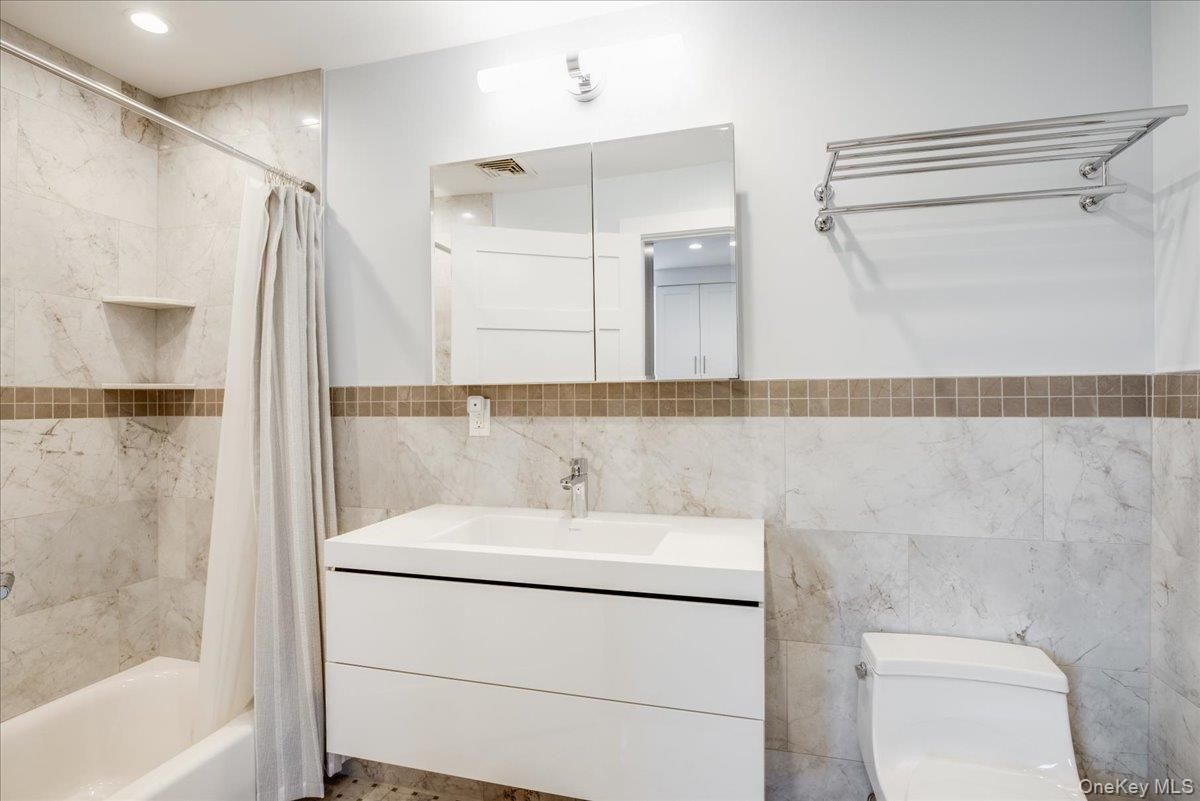 Bathroom, Interior, Recessed Lighting