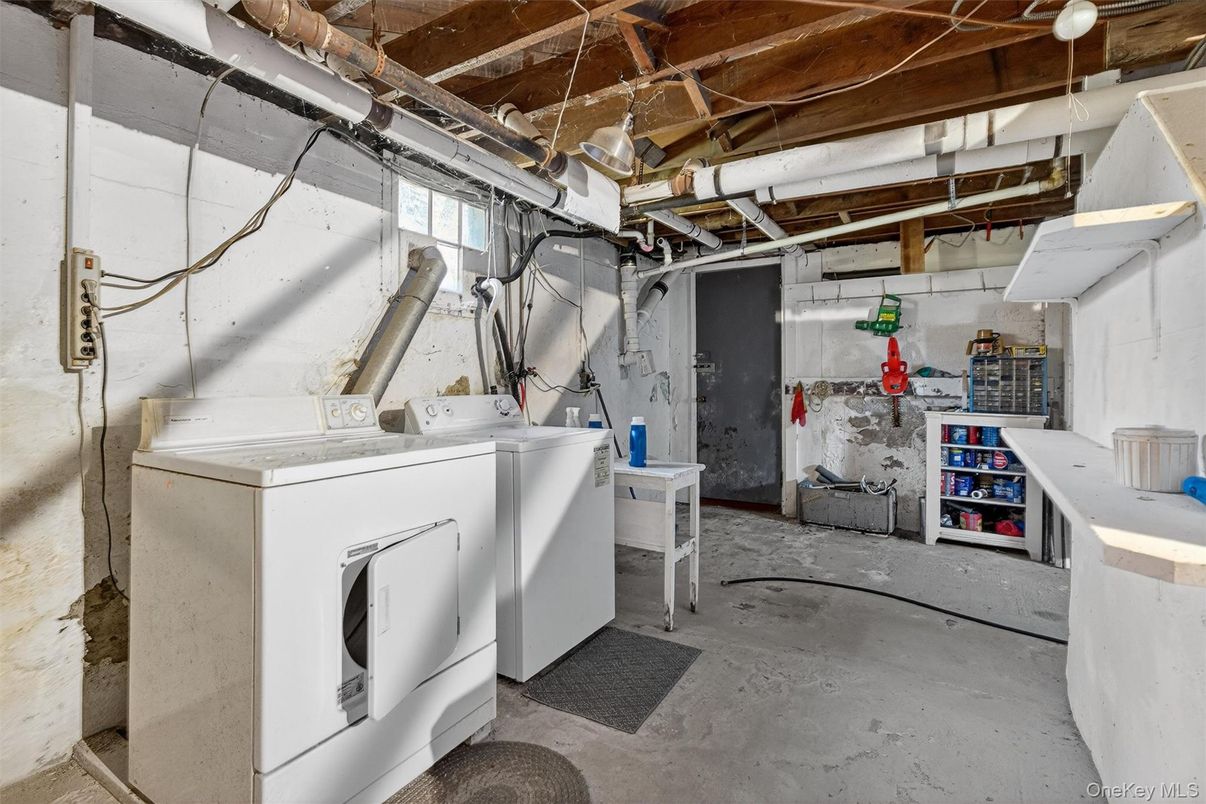 Interior, Washer, Wooden Beams