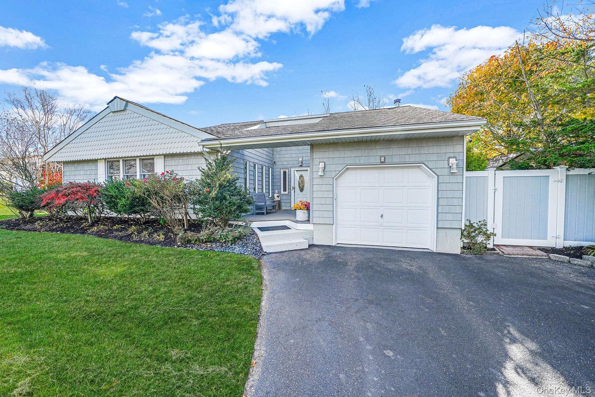 Attached, Exterior, Facade, Ranch