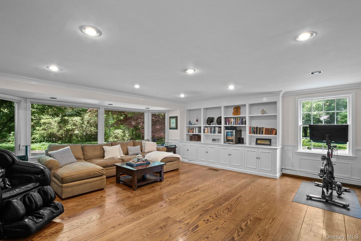 Fitness Equipment, Interior, Living room, Recessed Lighting, Wood Texture Flooring