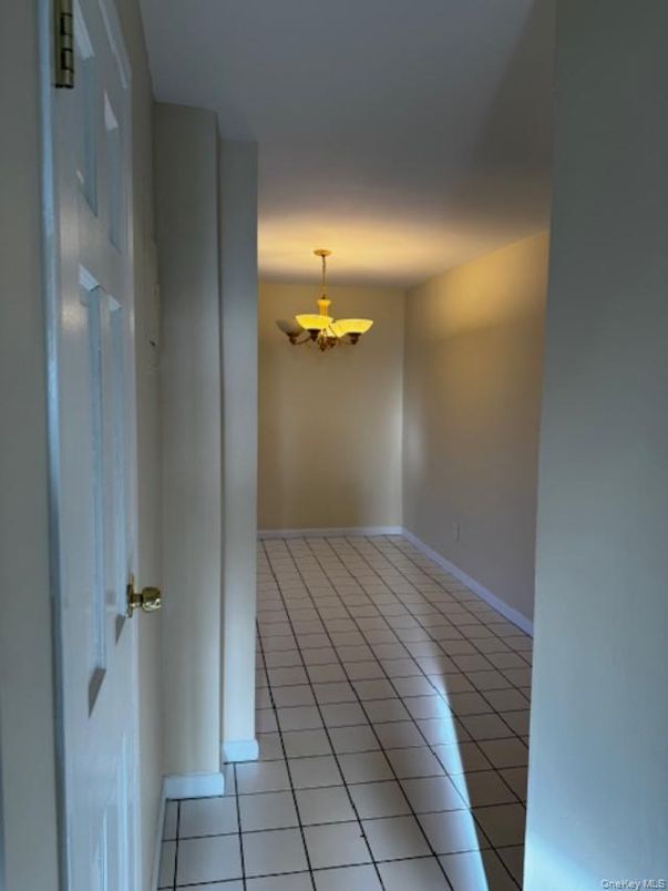 Empty room, Interior