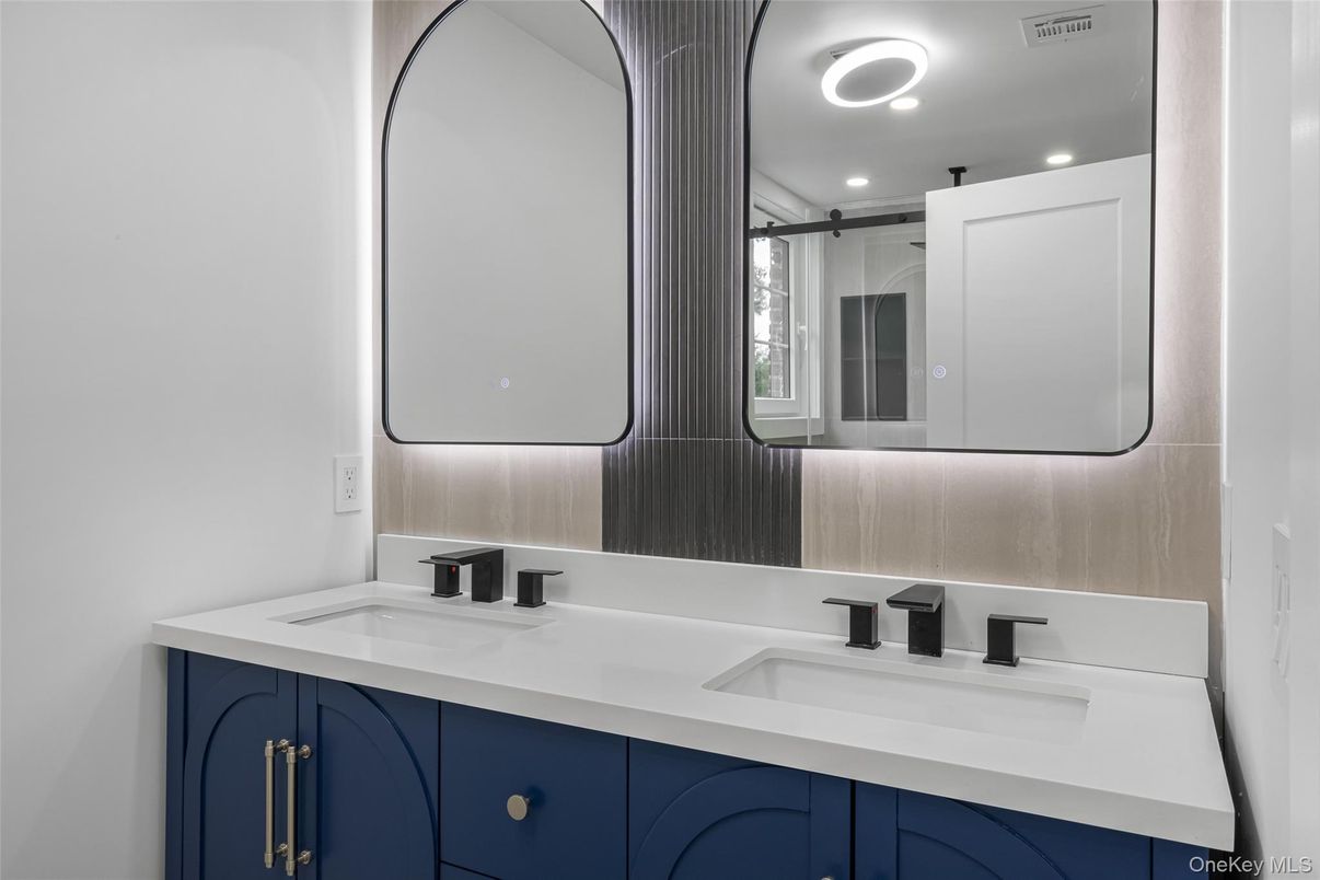 Bathroom, Dual Sink Vanities, Interior, Recessed Lighting