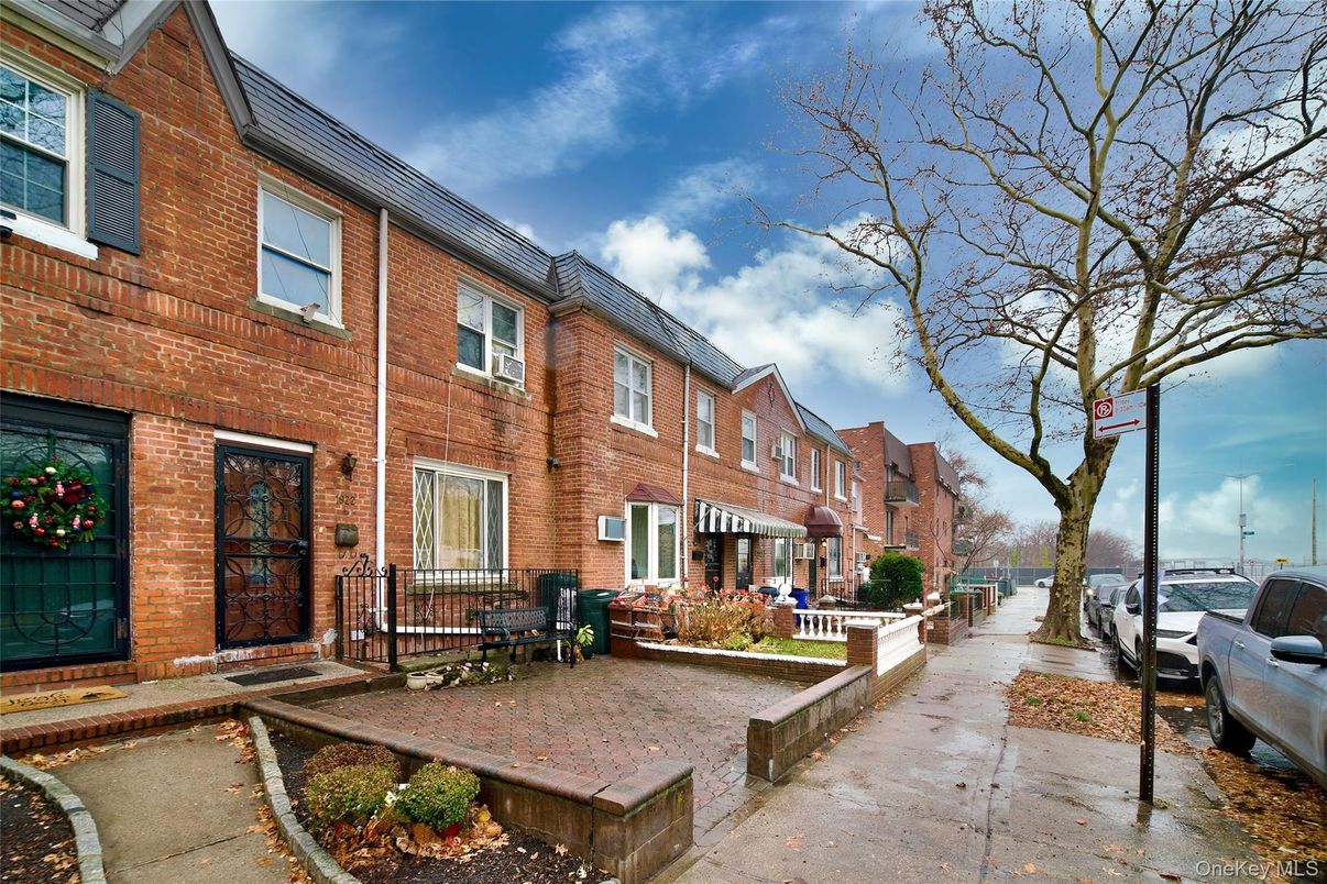 Exterior, Facade, Brick Facade, Rowhouse