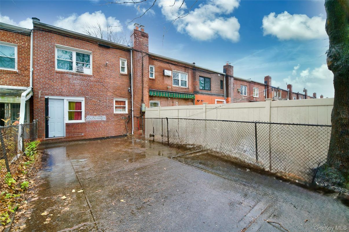 Exterior, Facade, Brick Facade, Rowhouse