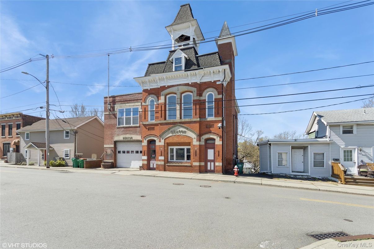 Attached, Exterior, Facade, Brick Facade, Queen Anne Victorian