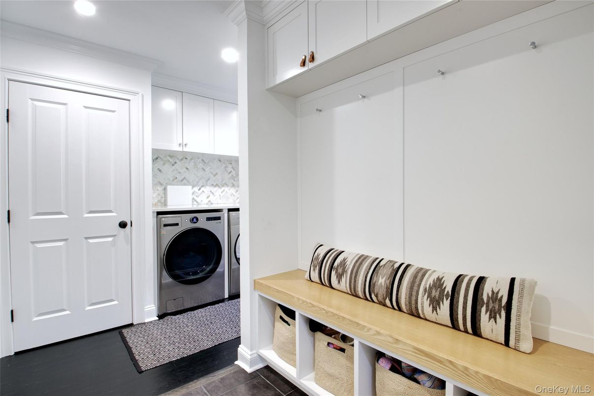 Interior, Recessed Lighting, Washer, Wood Texture Flooring