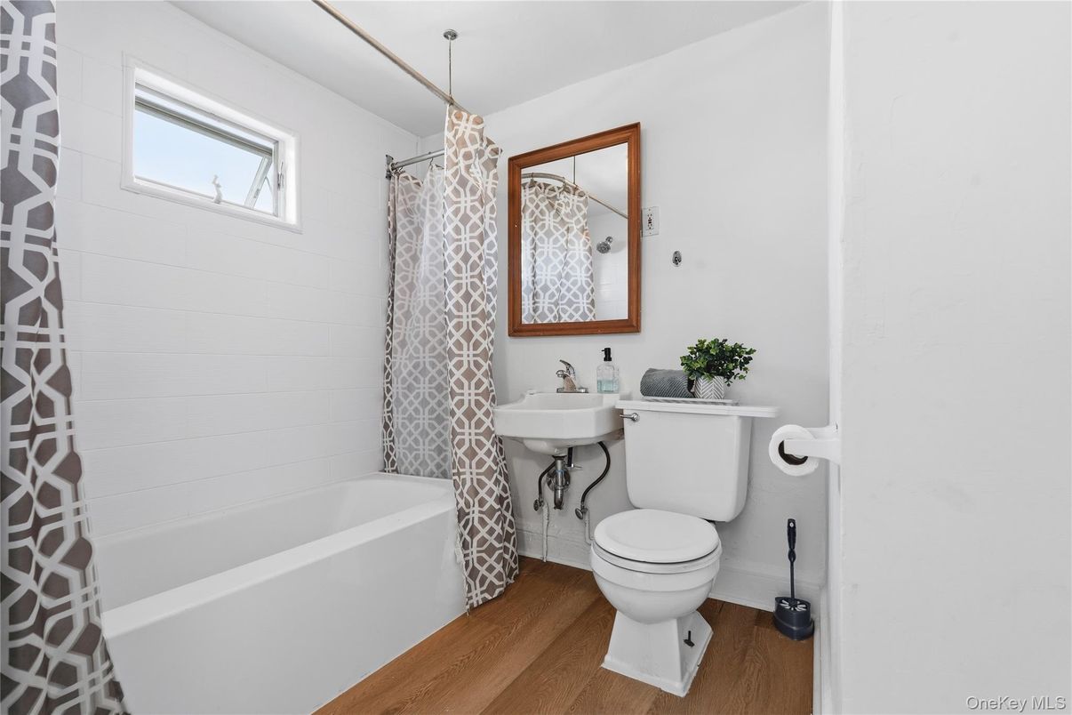 Bathroom, Interior, Pendant Lights, Wood Texture Flooring