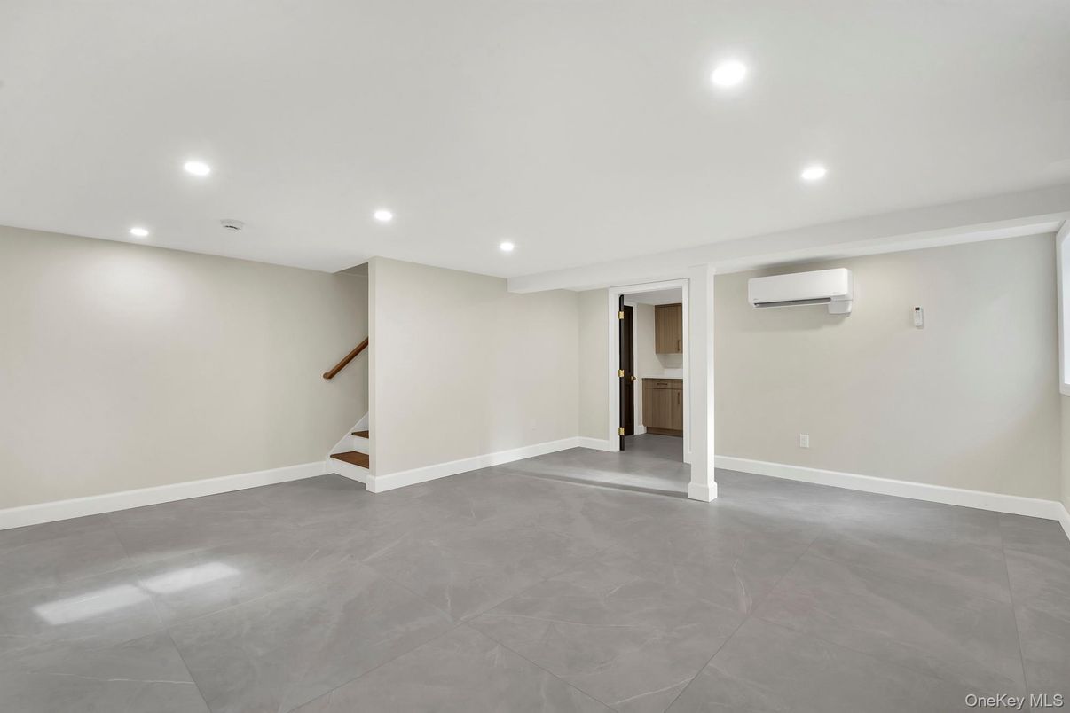 Empty room, Interior, Recessed Lighting