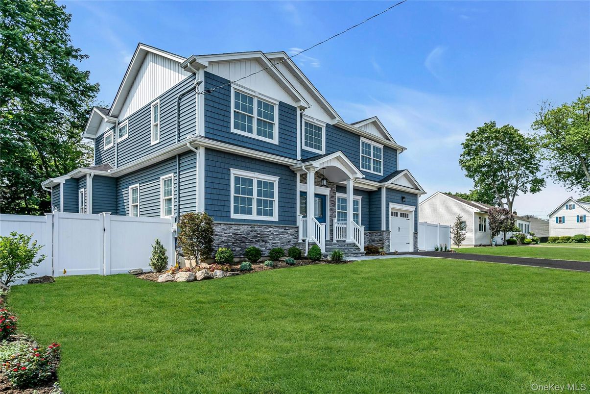 Exterior, Facade, Queen Anne Victorian