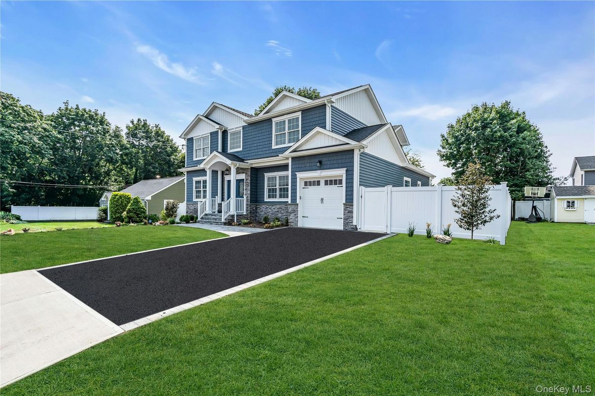 Attached, Exterior, Facade, Queen Anne Victorian