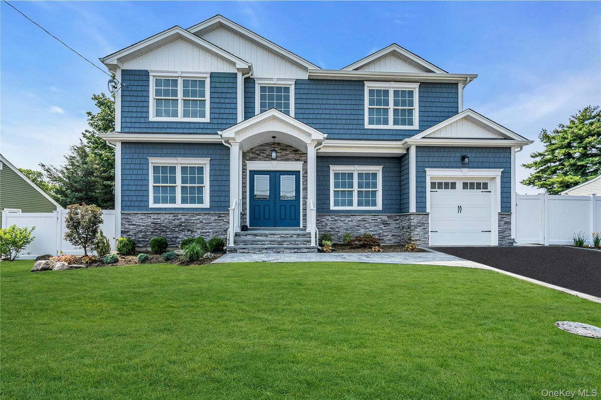 Attached, Exterior, Facade, Farmhouse