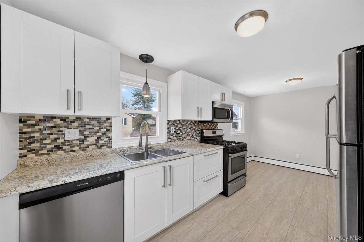 Interior, Kitchen, Pendant Lights, Stainless Steel Appliances