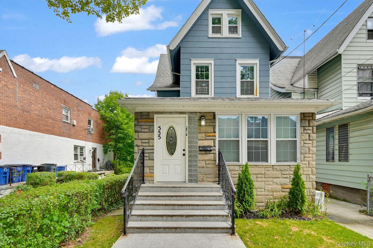 Exterior, Facade, Queen Anne Victorian