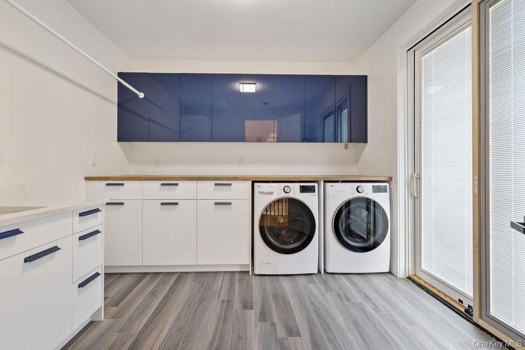 Interior, Washer, Wood Texture Flooring