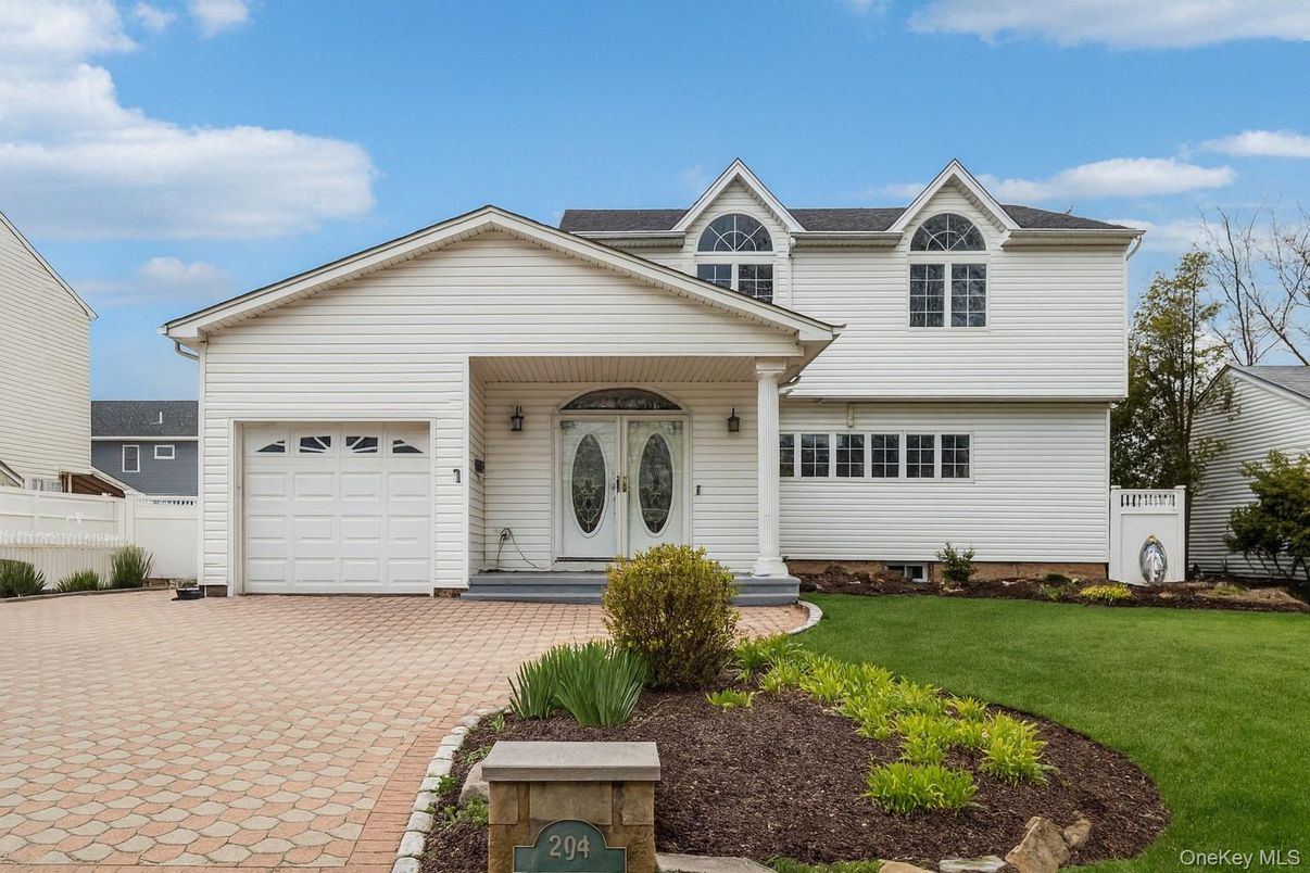 Attached, Exterior, Facade, Farmhouse