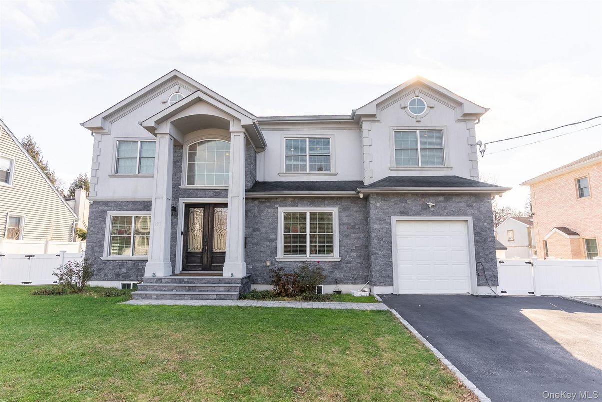 Attached, Exterior, Facade, Brick Traditional