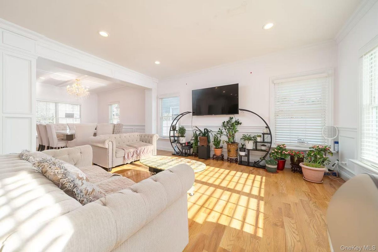 Chandelier, Dining room, Interior, Living room, Recessed Lighting, Wood Texture Flooring