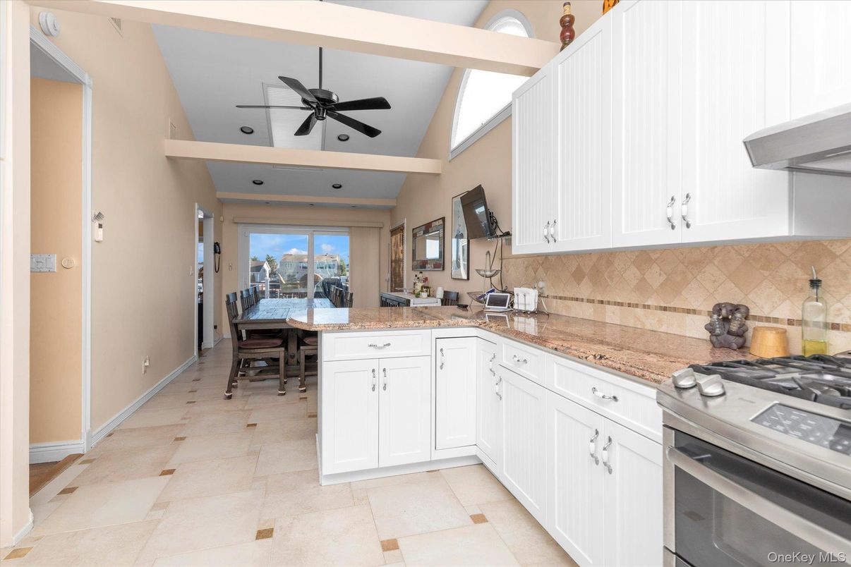 Dining room, Interior, Kitchen, Recessed Lighting, Stainless Steel Appliances