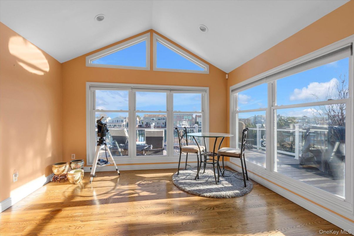 Interior, Recessed Lighting, Sun Room, Wood Texture Flooring
