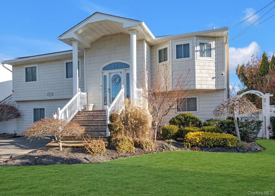 Attached, Exterior, Facade, Raised Ranch