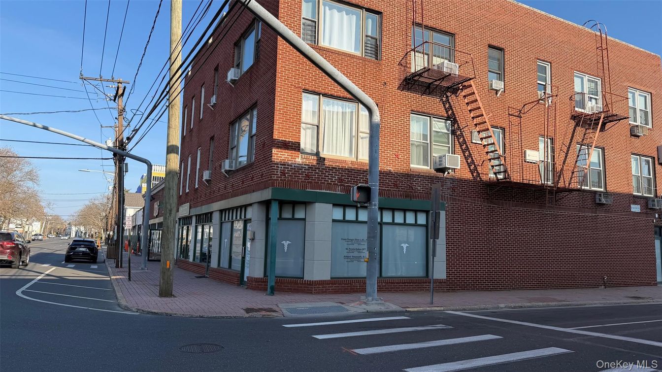 Exterior, Facade, Brick Facade, Rowhouse