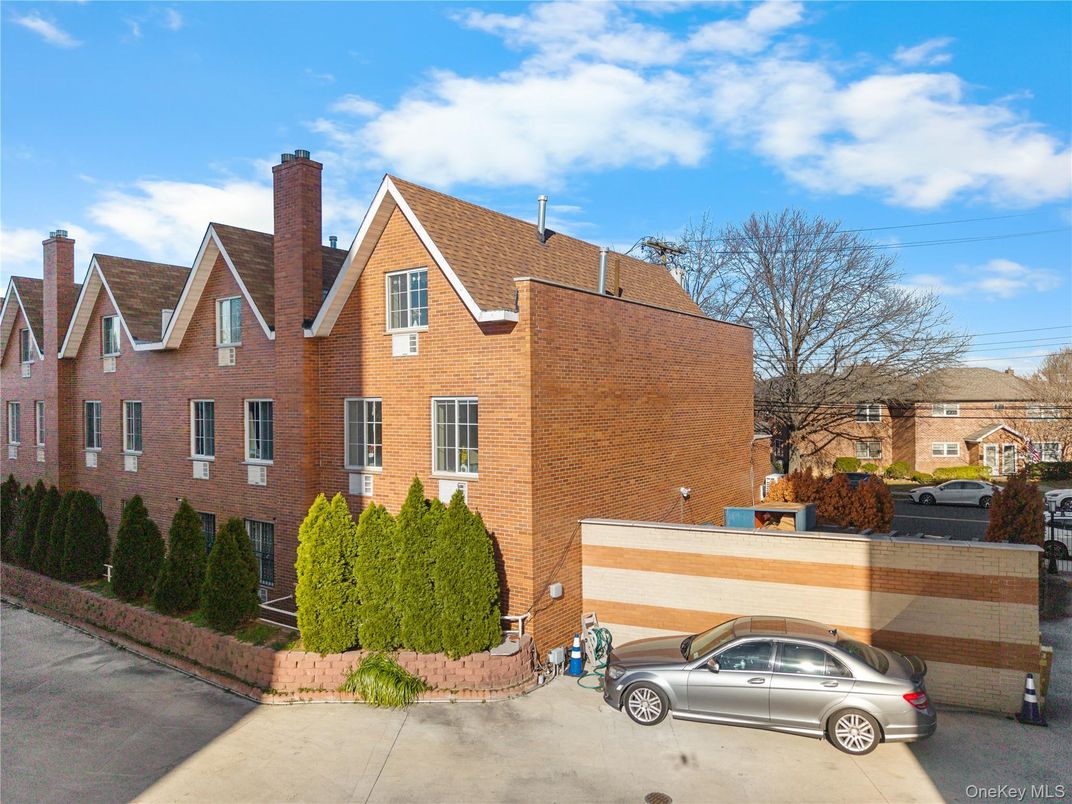 Exterior, Facade, Brick Facade, Rowhouse